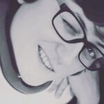 Hilal Saral Instagram - Ah Tülinim ciğerimizi yaktın...Hiç olmadı bu erken gitmeler....O kadar üzgünüm ki ....Gittiğin yer eminim çok güzel bir yer...Seni çok severim bilirsin , sen de beni severdin bilirim..16 yıldır hiç ayrılmadık çok güzel işlere imza attık, iyi günde kötü günde hep birbirimize destek olduk...Ben senden çok razıyım umarım sen de razısındır.Biliyorum bi yerlerden göz kırpıyosun şimdi..Allah seni tanıyan seven herkese sabır versin başta anne ve babana 🙏🙏🙏🙏🙏Huzurla uyu Tülinim yine karşılaşıcaz eminim🙏🙏🙏🙏🙏🙏🙏💜💜💜Hıdrellezde karınca yuvalarından toprak toplamayı unutma Tülinim💜💜💜