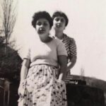 Hilal Saral Instagram - İstanbul’un en güzel zamanlarında, azla yetinilen saygılı ve huzurlu yıllarda, fotoğrafların çok kıymetli olduğu günlerde, Sarıyerde 18’li 20’li yaşlarda iki dünya güzeli kardeş🌸🌸🌸🌸 Anneciğim ,teyzeciğim💜💜💜 @saralesen @laryngeus @erdalpembeci #20 yaş challenge