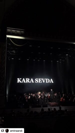 Hilal Saral Instagram - @toygarisikli  @ayyapım #karasevda  çok emek 🙏🧿emeği geçenlere selam olsun ❤️❤️❤️ dün çeçenistan’daki bir konserden 🙏🙏🙏 ülke sınırlarını aşıp bambaşka yerlerde insanların kalbine değebilmek🙏🙏🙏şükürler olsun 🙏🙏🙏 @toygarisikli 🙏🙏🙏iyi ki