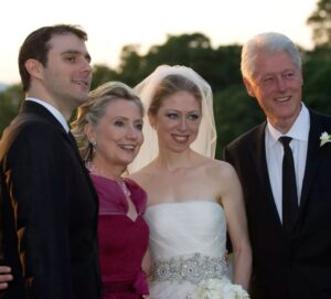 Hillary Clinton Instagram - Happy anniversary, Chelsea and Marc! ⁣
⁣
Photo: Barbara Kinney