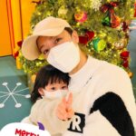 Him Law Instagram - 聖誕快樂🎄🎄🎄🎄 祝大家sweet sweet！ @tavia_yeung #心心愛上V字 #心旅日記 #爸爸係心心御用攝影師