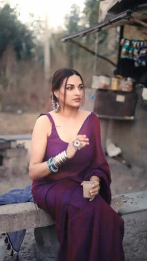 Himanshi Khurana Instagram - ☕️
Outfit @eternitybysakshi