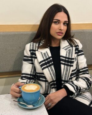 Himanshi Khurana Instagram - 🧜🏼‍♀️ 🖤