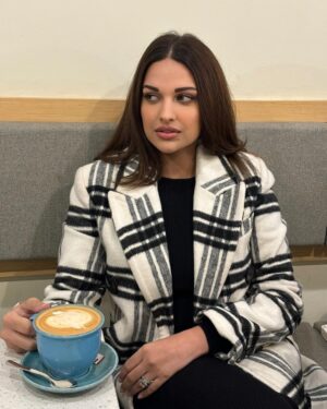Himanshi Khurana Instagram - 🧜🏼‍♀️ 🖤