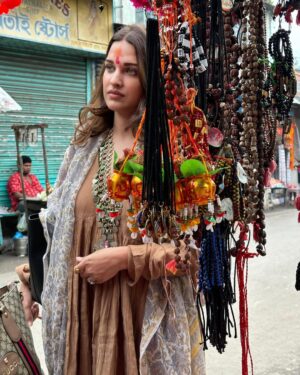 Himanshi Khurana Instagram - Jaganath puri with maa
Chaar dham yatra……