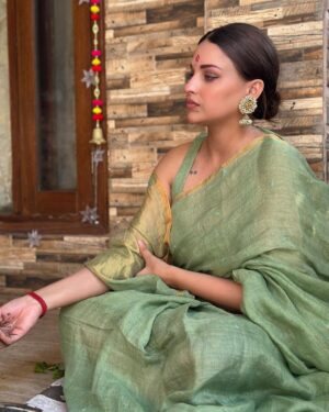 Himanshi Khurana Instagram - Perfect start of birthday week

Saree @eternitybysakshi