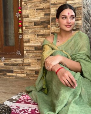 Himanshi Khurana Instagram - Perfect start of birthday week

Saree @eternitybysakshi