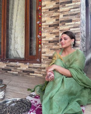 Himanshi Khurana Instagram - Perfect start of birthday week

Saree @eternitybysakshi