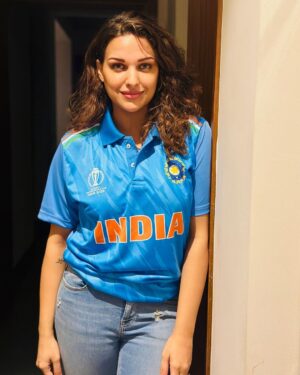 Himanshi Khurana Instagram - Jitega jitega 🇮🇳 India