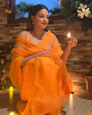 Himanshi Khurana Instagram - Happy Diwali 🪔 

Outfit @harkiranbasra