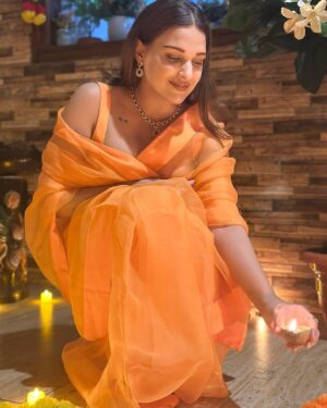 Himanshi Khurana Instagram - Happy Diwali 🪔 

Outfit @harkiranbasra