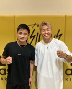 Hiroto Kyoguchi Instagram - . . . 今日は武尊選手と対談させて頂きました🔥 良い意味でイっちゃってたなぁ。。。 本日はありがとうございました！！！ #京口紘人 #hirotokyoguchi #武尊 #takeru #良い意味でイってる人