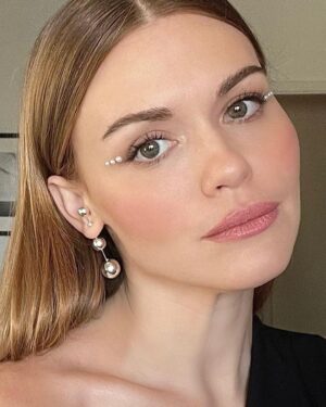 Holland Roden Instagram - I play a teenager on @teenwolf and the movie picks up 15 years later to play a woman in my mid 30s. I wanted to make sure I was dressed age appropriately for both decades on the @teenwolf press day. 

@teenwolf premieres JAN 26th on @paramountplus and the TEEN WOLF POSCAST IS IN THE LINK IN MY BIO❤️
With @jeffdavis1375 on this week!! 
@howlerbacknowpodcast 

This dream team always takes care of me and I’m so grateful for them 
@karenraphael 
@robertti 
@jessiestellarhair 

Outfit: @lbv.ofcl 
Shoes: @paulandrew
Earrings and ring: @lilouparis.us
Ring: @mara.paris