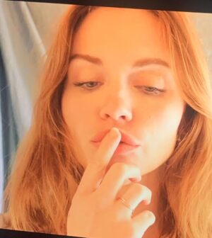 Holland Roden Instagram - Another rendition offff 1990s mall photos aka self tapes 😶‍🌫️