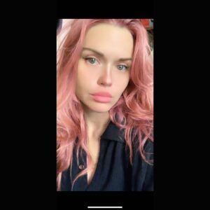 Holland Roden Instagram - When my family went out for a holiday lunch, and I had to stay home Bc of traveling outside the U.S. COVID testing…. 
When left unattended…I discovered 2021 hair color shopping 🤦‍♀️🙄
To the last year of remote living 🍾
This pink hair trend…🥳