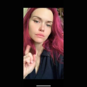 Holland Roden Instagram - When my family went out for a holiday lunch, and I had to stay home Bc of traveling outside the U.S. COVID testing…. 
When left unattended…I discovered 2021 hair color shopping 🤦‍♀️🙄
To the last year of remote living 🍾
This pink hair trend…🥳