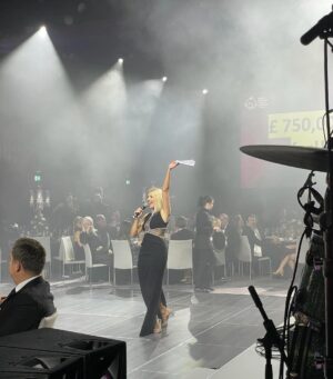 Holly Willoughby Instagram - What a wonderful evening and a complete honour to be hosting the Love GOSH gala dinner for Great Ormond Street Hospital @greatormondst Thank you to everyone who came and dug deep to raise an ENORMOUS amount of money to go  towards a new state-of-the-art Children’s Cancer Centre at GOSH. Always grateful for my lovely date @patsyoneillmakeup and really enjoyed meeting Gareth who spoke so honestly about his daughter Sienna’s treatment for leukaemia… heart is full ❤️ special mention to Charlie Ross the auctioneer and @rebecca_ferguson and @feelinginsta who lit up the dance floor 💃🏻