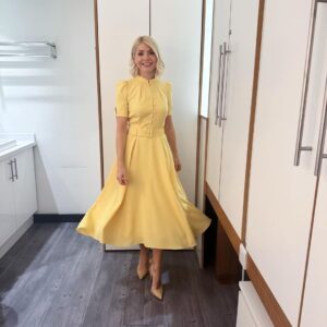 Holly Willoughby Instagram - Morning Wednesday… see you on @thismorning at 10am… the lovely @suranne_jones joins us today. I’m scootleing (is that a word) off early today to head to the Palace for the @princestrust … got my bested dress on! 👑✨ #hwstyle💁🏼‍♀️✨ dress by @beulahlondon ☀️