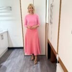 Holly Willoughby Instagram - Think PINK 🩷… see you on @thismorning with @chrismoylesofficial and @niamhalgar … 10am! #hwstyle💁🏼‍♀️✨ skirt by @zara knitwear @purecollection 🌸