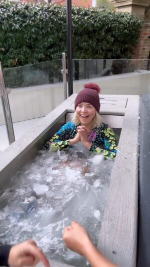 Holly Willoughby Instagram - Right let’s begin this icy journey! After working with @iceman_hof and the whole #freezethefear team, it’s taken a year, but I’m finally doing it for you… didn’t last long but build up slowly right? Wow, that was bloody cold but I did feel incredible after… @brassmonkeyice I did it!💙❄️🩵🥶🤍🧊 #ice #breathe