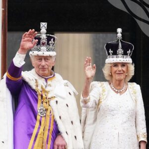 Holly Willoughby Instagram - Congratulations to our King and Queen… 🇬🇧👑❤️✨