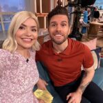 Holly Willoughby Instagram - Day 2 @joeldommett … see you on @thismorning at 10am! 🎀✨