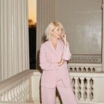 Holly Willoughby Instagram - A tailored suit is a key player in any wardrobe… I’m in LOVE 🌸 This dusty-pink style is my new favourite for warmer evenings out💗 Blazer –T591504J Trousers –T593598T Top –T435998 @marksandspencer @marksandspencerstyle #MyMarks #AD