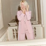 Holly Willoughby Instagram - A tailored suit is a key player in any wardrobe… I’m in LOVE 🌸 This dusty-pink style is my new favourite for warmer evenings out💗 Blazer –T591504J Trousers –T593598T Top –T435998 @marksandspencer @marksandspencerstyle #MyMarks #AD