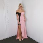 Holly Willoughby Instagram - Tonight on @dancingonice it’s props week! Let the unpredictability commence… good luck everyone… see you on @itv at 6:30… #hwstyle💁🏼‍♀️✨ dress by @mikastylefittings shoes by @renecaovilla jewellery by @susannahlovisjewellers 🌸✨