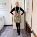 Holly Willoughby Instagram - Morning Thursday… see you on @thismorning at 10am. We are joined by the brilliant @jonfavreau telling us all about @themandalorian ✨✨✨ #hwstyle💁🏼‍♀️✨ dress by @oasisfashion knitwear by @andotherstories 🧚‍♂️✨