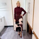 Holly Willoughby Instagram - Morning Wednesday… see you on @thismorning at 10am.. talking to Sir Bob Geldof, Sinead Keenan and the twins who want to fall pregnant with the same fiancé at the same time… 👯‍♀️#hwstyle💁🏼‍♀️✨ skirt by @phaseeight knitwear by @thisiswhistles 🌸