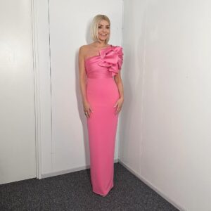 Holly Willoughby Instagram - On Sundays we wear pink! 🎀… @dancingonice 6:30pm on @itv … see you soon #hwstyle💁🏼‍♀️✨ dress by @solacelondon jewellery by @damianiofficial  @di_damiani shoes by @renecaovilla 💘