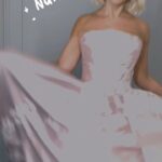 Holly Willoughby Instagram - Thank you for watching @dancingonice … night 💋