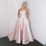 Holly Willoughby Instagram - It’s icons week on @dancingonice see you on @itv at 6:25… good luck to all our skaters… we may get to see a head banger tonight 🫣 #hwstyle dress by @josephinescottlondon jewellery by @aariya_diamonds shoes by @sophiawebster 🌸