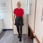 Holly Willoughby Instagram - Morning Thursday… see you @thismorning at 10am. #hwstyle💁🏼‍♀️✨ knitwear by @boden_clothing skirt by @warehouseuk ❤️