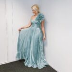 Holly Willoughby Instagram - Week 2 of @dancingonice 🧊 … who will face @ekinsuofficial in the skate off??? See you on @itv at 6pm #hwstyle💁🏼‍♀️✨ dress by @iris_serban jewellery by @susannahlovisjewellers 🤍