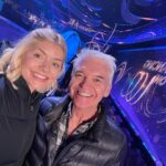 Holly Willoughby Instagram - From ring-side to rink-side… see you on @dancingonice at 6:30 @itv @schofe ❄️💙