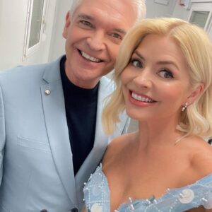 Holly Willoughby Instagram - Sequins at the ready…Today we had the press launch for @dancingonice … It’s happening @schofe!!!!! So lovely to see all the class of 2023… can’t wait for Sunday @itv 6:30 #hwstyle dress by @nedrettaciroglu jewellery by @boodles heals by @renecaovilla ✨💙❄️
