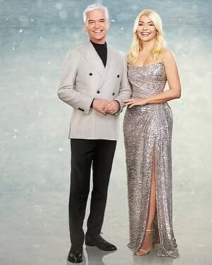 Holly Willoughby Instagram - @dancingonice coming soon… ❄️ @itv … #hwstyle💁🏼‍♀️✨ Dress by @moniquelhuillier 
Jewellery @susannahlovisjewellers 
Heels @ginashoesofficial 💙