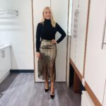 Holly Willoughby Instagram - Morning Monday… see you on @thismorning at 10am!!! #hwstyle💁🏼‍♀️✨ skirt by @mintvelvet knitwear by @karen_millen ✨✨✨
