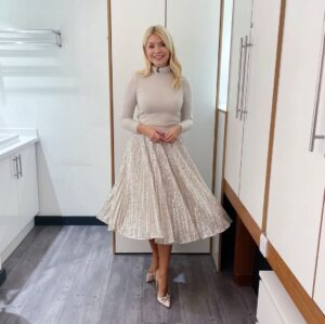 Holly Willoughby Instagram - Morning… first day of Christmas here on @thismorning today… big Christmas decorations reveal!!!! See you at 10am… 🎄 #hwstyle💁🏼‍♀️✨ Jumper @massimodutti 
Skirt @phaseeight Sparkle is ON!!! ✨