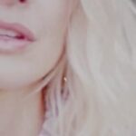 Holly Willoughby Instagram - The garden is telling me spring is in the air… bring the outside in with @wyldemoon (borrowed from) The Wild signature fragrance collection… Perfect time to discover it or even better to top up on your favourites 🤍🌷✨🌙🕯️… Happy weekend #homefragrance #home #perfume #springisintheair #adandownbrand