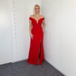 Holly Willoughby Instagram - Tonight on @dancingonice we celebrate 40 years of @torvillanddeanofficial iconic Bolero… so many special moments and memories in the show tonight. See you on @itv 6:24 (precise!) #hwstyle💁🏼‍♀️✨ dress by @josephinescottlondon shoes by @gianvitorossi jewellery by @damianiofficial ❤️❄️✨⛸️