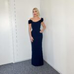 Holly Willoughby Instagram - Tonight on @dancingonice we are off to the musicals 🎼🎙️🪩🎭🎟️… and it’s back… The headbanger! 🫣… See you on @itv at 6:20pm. #hwstyle💁🏼‍♀️✨ dress by @marchesafashion shoes by @renecaovilla jewellery by @susannahlovisjewellers 🧊