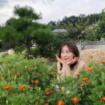 Hong Ji-hee Instagram - 엄마시선_📷 자꾸 꽃 옆에 앉으래 풀은 왜 걸고 찍어 ㅋㅋㅋ