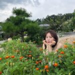 Hong Ji-hee Instagram - 엄마시선_📷 자꾸 꽃 옆에 앉으래 풀은 왜 걸고 찍어 ㅋㅋㅋ