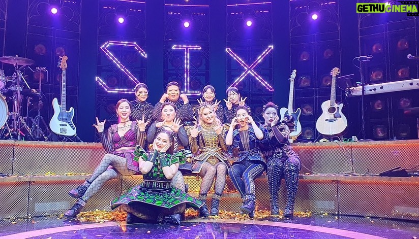 Hong Ji-hee Instagram - SIX THE MUSICAL 끝! 💛💚🤍❤️🩷💙👑 사진에 태그 다 할려고 했는데; 게시물당 20명만 할 수 있대요🥹 못한 사람들은 여기에다가!! @dadaeuun @sam__dr @jidu_p @jun9soo @hbyul 분장팀 아이디를 몰라.. 이거 보고 있다면 디엠 좀 보내줄래 얘드라 and~~ thanx to @alwaysasj @freyasands @voyager_grosso 💋 우린 목소리를 되찾았어! We have a voice!!