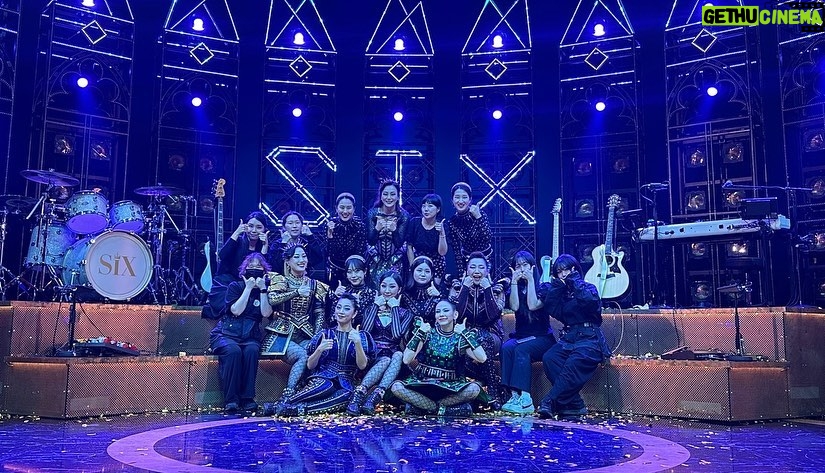 Hong Ji-hee Instagram - SIX THE MUSICAL 끝! 💛💚🤍❤️🩷💙👑 사진에 태그 다 할려고 했는데; 게시물당 20명만 할 수 있대요🥹 못한 사람들은 여기에다가!! @dadaeuun @sam__dr @jidu_p @jun9soo @hbyul 분장팀 아이디를 몰라.. 이거 보고 있다면 디엠 좀 보내줄래 얘드라 and~~ thanx to @alwaysasj @freyasands @voyager_grosso 💋 우린 목소리를 되찾았어! We have a voice!!