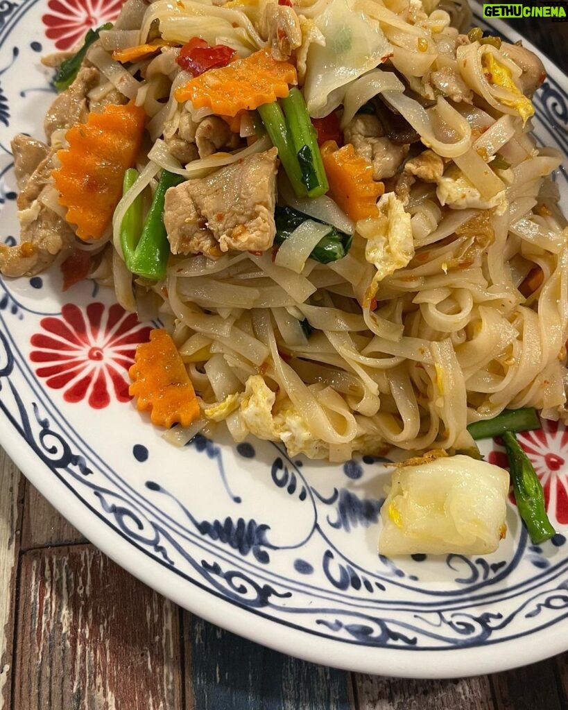Hong Ji-hee Instagram - 관악산 등산 후 먹은 태국 음식은 감동….🥹 체력이 남네? 다음엔 어디를 가보까😎💙