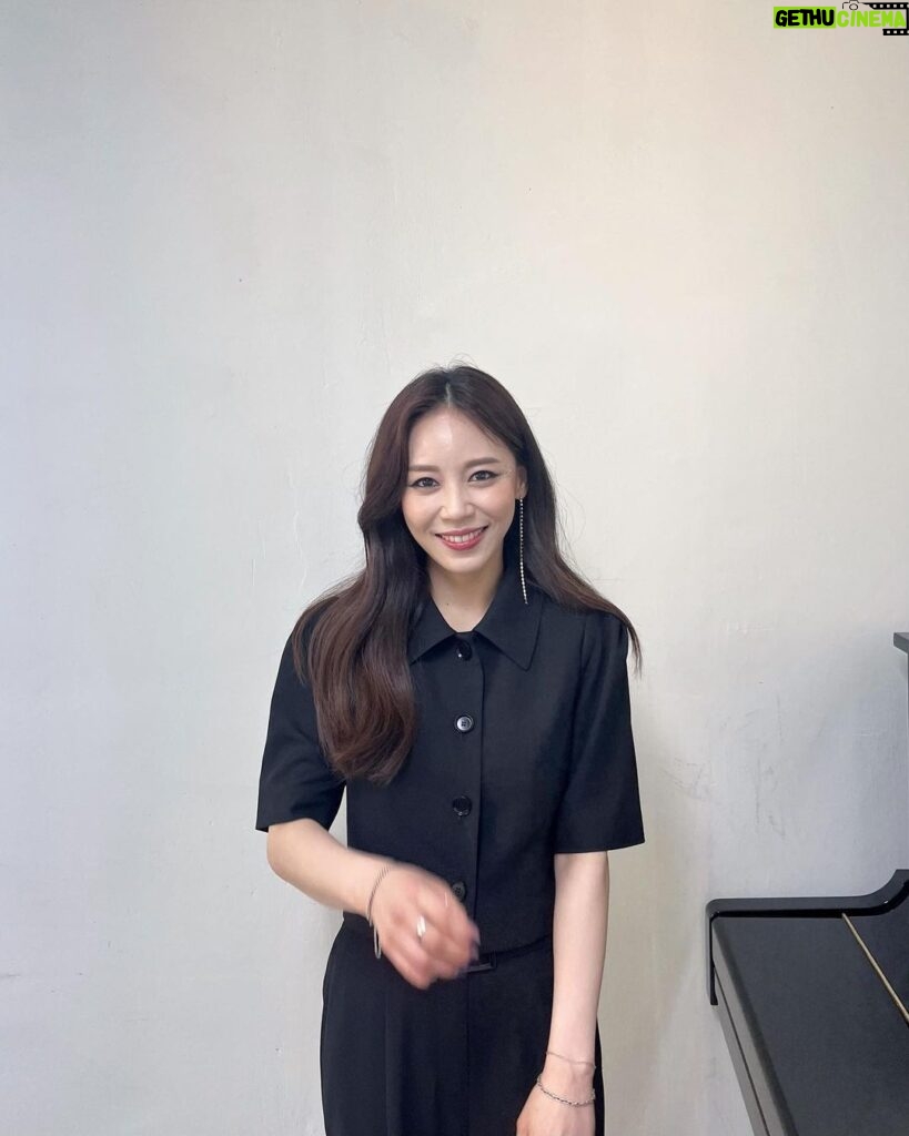Hong Ji-hee Instagram - 식스더뮤지컬 세종 여민락 콘서트👑 @jennifer_luanari 지우언니가 빌려준 파랑 구두 신고💙 7월에 세종에서 또 만나요!